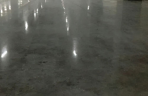 廈門固化劑地坪比普通地坪更防滑更安全嗎？